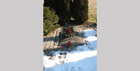 Grabmal für erschossene Gefangene auf dem Feld Legensko polje - Bild 2