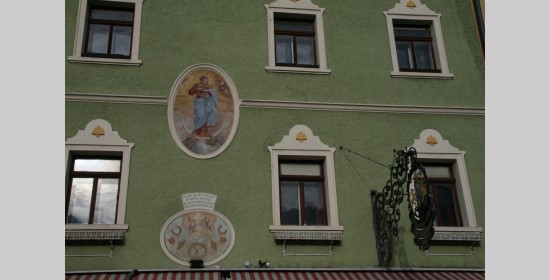 Wandbilder  und Zunftzeichen am Gasser-Bäck-Haus - Bild 1