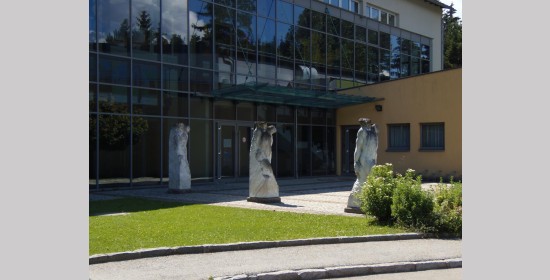 Skulpturen Volksschule Feistritz - Bild 1