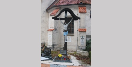 Friedhofskreuz bei der Kirche der hl. Margareth - Bild 1