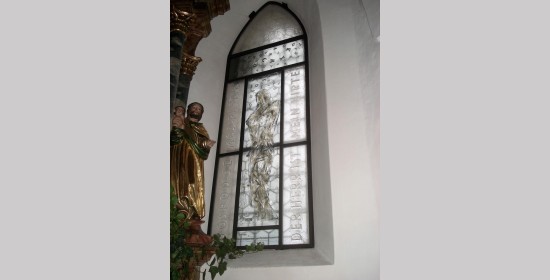 Glasfenster der Pfarrkirche St. Stefan-Finkenstein - Bild 4