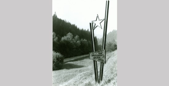Erinnerungsmal Partisanen-Verbindungsweg in Dobrije - Bild 1