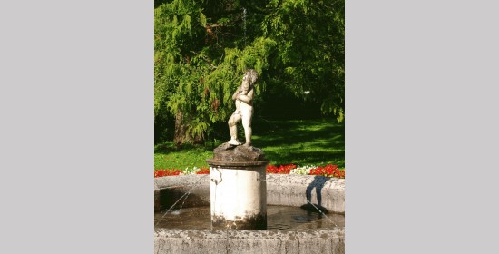 Vodnjak/ vodomet v parku dvorca - Slika 4