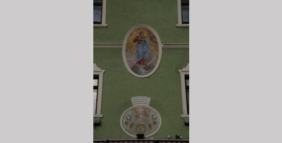 Wandbilder  und Zunftzeichen am Gasser-Bäck-Haus - Bild 2