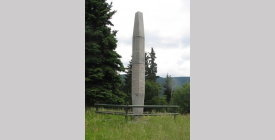 Spomenik in grobišče padlih partizanov - Slika 1