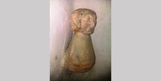 Kamnita glava s tremi obrazi - Slika 1