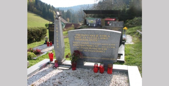 Partisanengrabstätte auf dem Friedhof - Bild 1