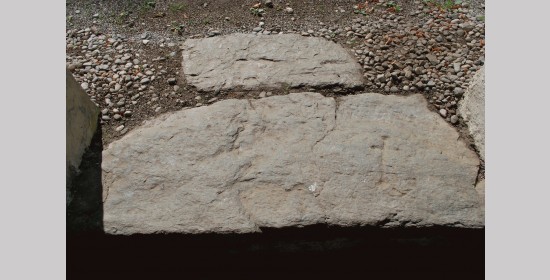 Romanische Kreuzplatten in der Unterwinklerner Kirche - Bild 4