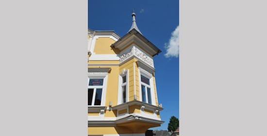 Fassadenornamentik am Hause Moro - Bild 3