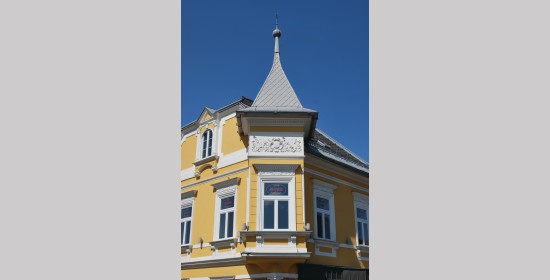 Fassadenornamentik am Hause Moro - Bild 2