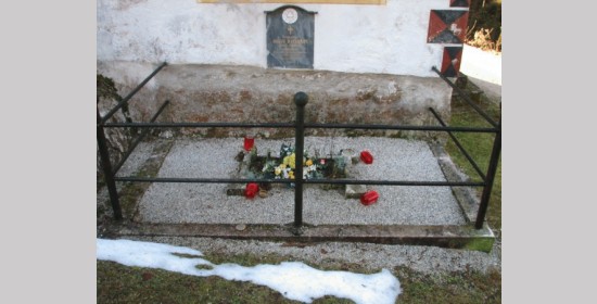Spomenik srbskemu vojaku ob cerkvi sv Helene - Slika 1