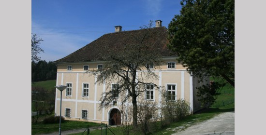 Fassadenbild Pfarrhof Pustritz - Bild 3