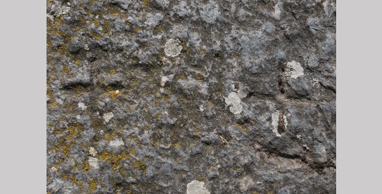Kamnita plošča z vklesanimi križi pred cerkvijo sv. Jakoba - Slika 2