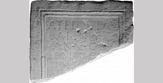 Nagrobna plošča za Atelovda in njegovo ženo - Slika 1