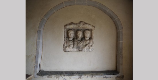Römerzeitliches Grabrelief einer Familie - Bild 6