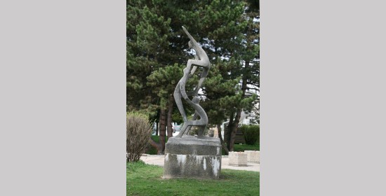 Steinskulptur Volksschule Wolfsberg - Bild 4