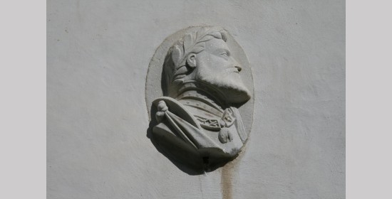Steinskulpturen Arkadengänge Schloss Bayerhofen - Bild 5
