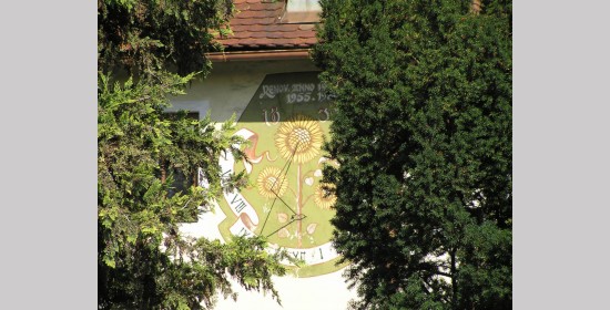 Sonnenuhr am Haus St. Benedikt - Bild 2