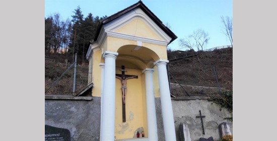 Friedhofskreuz in der Ringmauer - Bild 1