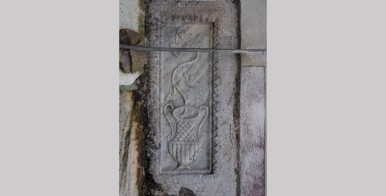 Römerzeitlicher Reliefstein mit Krater - Bild 1