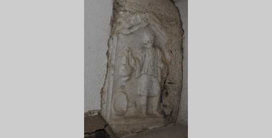 Römerzeitlicher Reliefstein Diener mit Kanne III - Bild 1