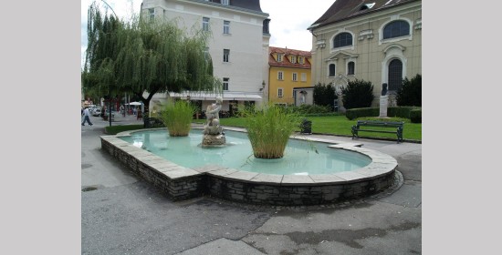 Delphinbrunnen - Bild 1