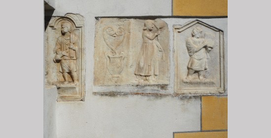 Römerzeitlicher Reliefstein Diener mit Kanne I - Bild 2