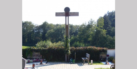 Kreuz und Brunnen neuer Friedhof St. Michael - Bild 1