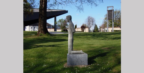 Freiplastik "Der Kniende" - Bild 5