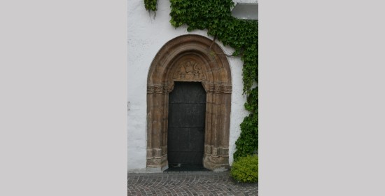 Kirchenportal mit Tympanon ehem. Spitalskirche - Bild 4