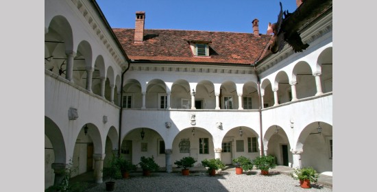 Steinskulpturen Arkadengänge Schloss Bayerhofen - Bild 1
