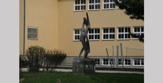 Steinskulptur Volksschule Wolfsberg - Bild 2