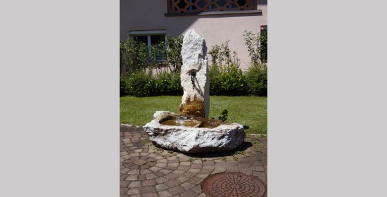 Steinerner Dorfbrunnen Seltschach - Bild 1