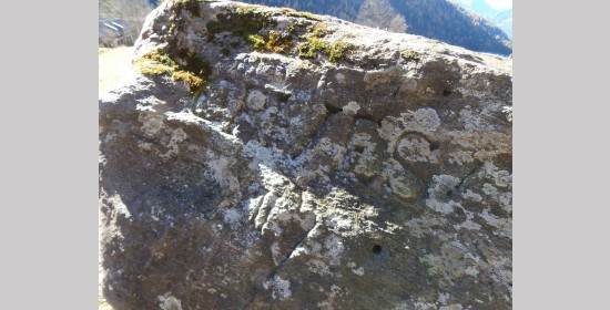 Steindenkmal oberhalb vom Bauer in Boden - Bild 2