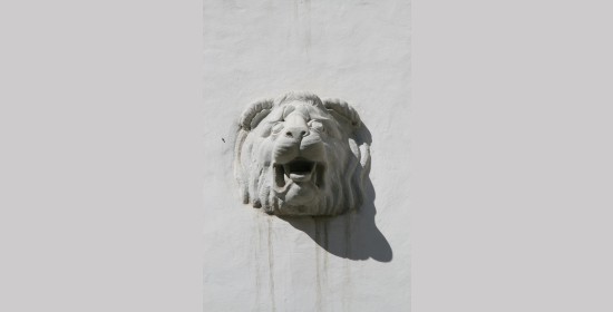 Steinskulpturen Arkadengänge Schloss Bayerhofen - Bild 3
