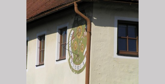 Sonnenuhr am Haus St. Benedikt - Bild 1