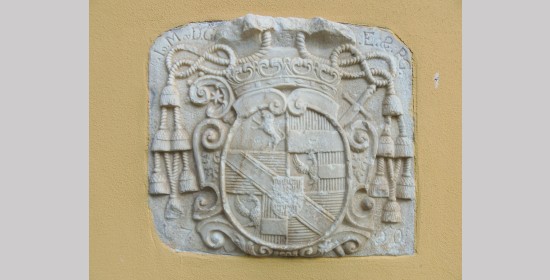 Bischöflicher Wappenstein am Haidnerhof - Bild 1