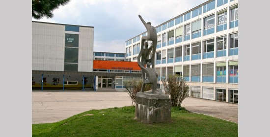 Steinskulptur Volksschule Wolfsberg - Bild 1