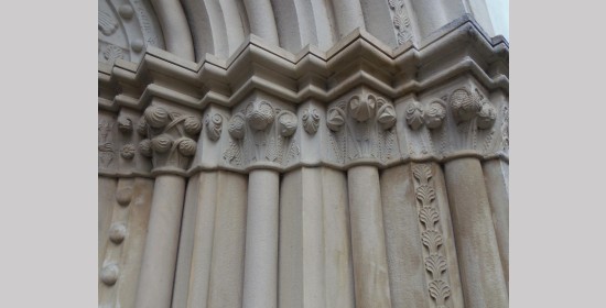 Romanisches Trichterportal Stadtpfarrkirche St. Veit - Bild 3