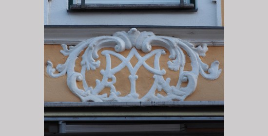 Marienmonogramm und Wappenstein - Bild 1