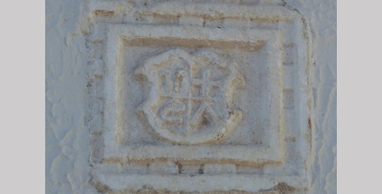 Gedenkinschrift und Wappenstein am Pfarrhaus Paternion - Bild 2
