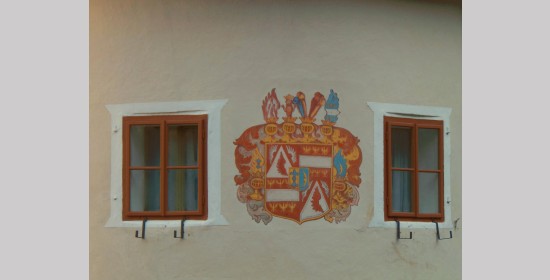 Wappen und Sonnenuhr Schloss Kreuzen - Bild 2