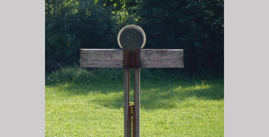 Kreuz und Brunnen neuer Friedhof St. Michael - Bild 2
