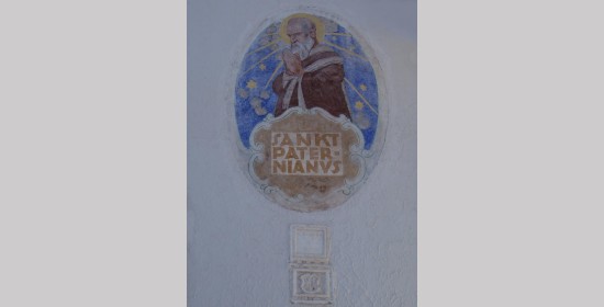 Gedenkinschrift und Wappenstein am Pfarrhaus Paternion - Bild 4