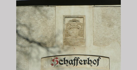 Wappenrelief und Stadelfenster Gut Schafferhof - Bild 2