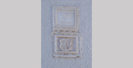 Gedenkinschrift und Wappenstein am Pfarrhaus Paternion - Bild 1