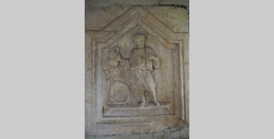 Römerzeitlicher Reliefstein Diener mit Kanne II - Bild 1