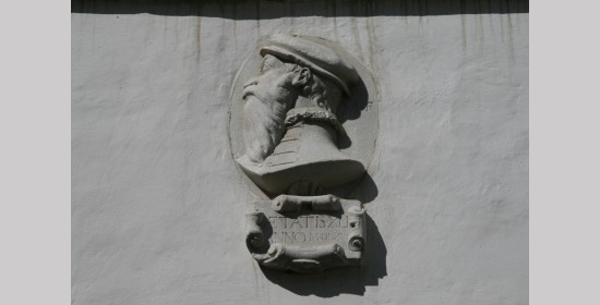 Steinskulpturen Arkadengänge Schloss Bayerhofen - Bild 2