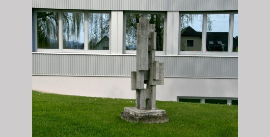 Steinskulptur Fachberufsschule - Bild 1