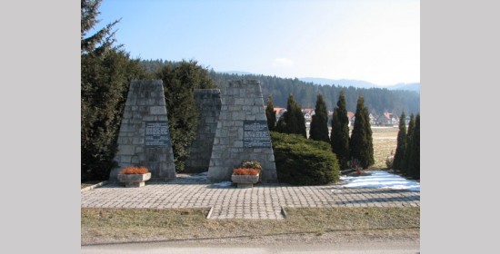 Grabmal für erschossene Gefangene auf dem Feld Legensko polje - Bild 1